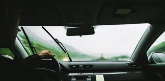 Jak odmrozić wycieraczki w samochodzie?