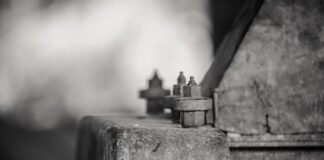 Jak wyregulować opadające drzwi w samochodzie?