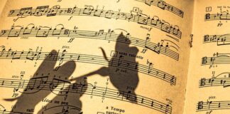 Czy zostawić klucz w drzwiach?