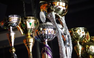 Historie Zapisane w Grawerze: Personalizowane Statuetki jako Kapsuła Czasu statuetki z grawerem