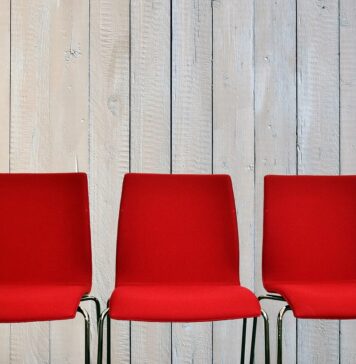 Jakie krzesła plastikowe wybrać do poczekalni